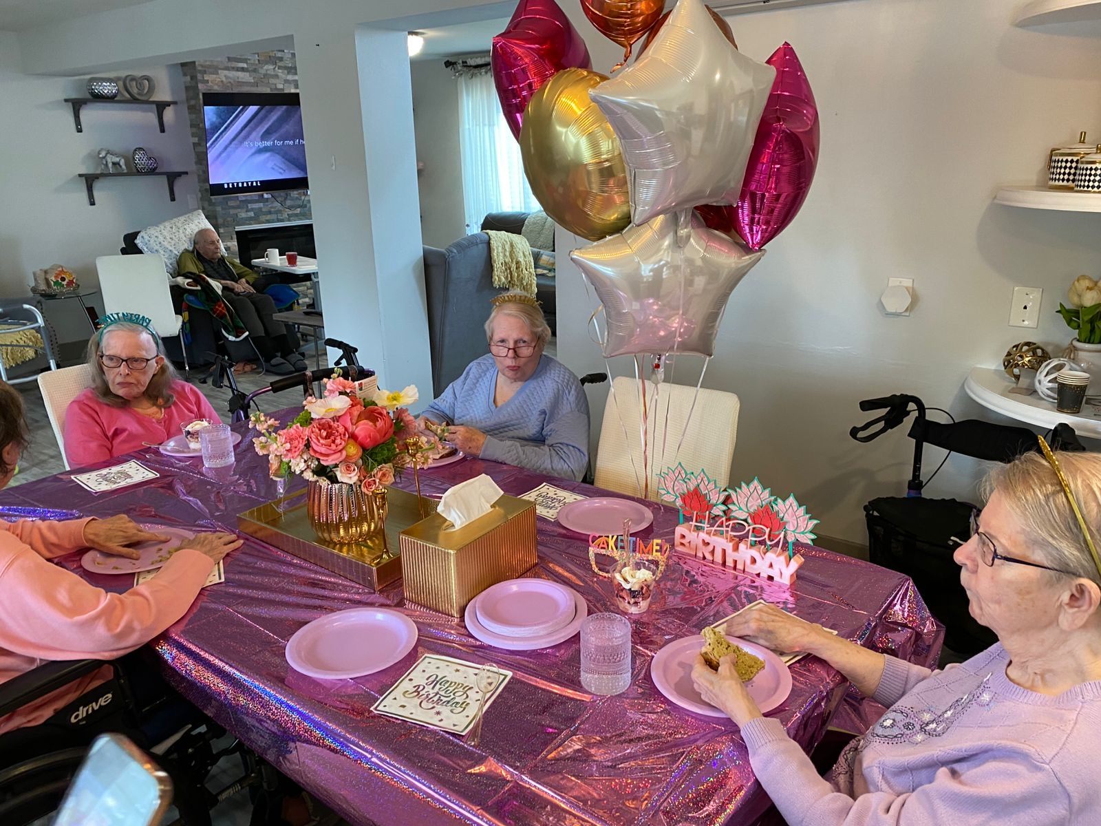 A birthday table in pink and gold